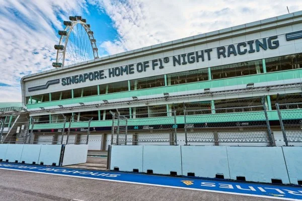 F1新加坡夜赛哈贾尔升红牛首秀排位圈速与轮胎博弈解析