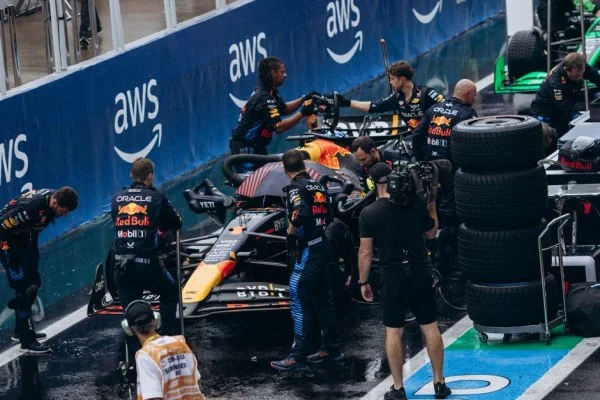 Formula 1 tire pit stop